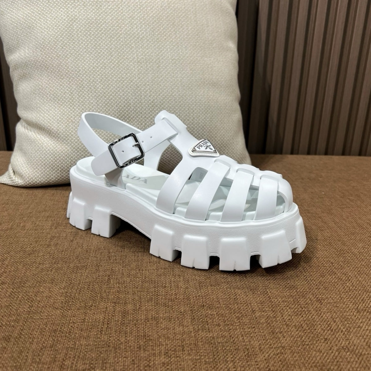 프라다 러버 모놀리스 샌들
