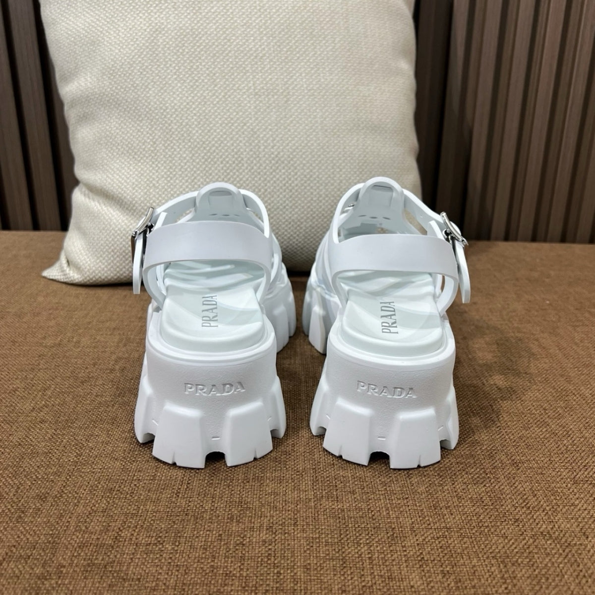 프라다 러버 모놀리스 샌들