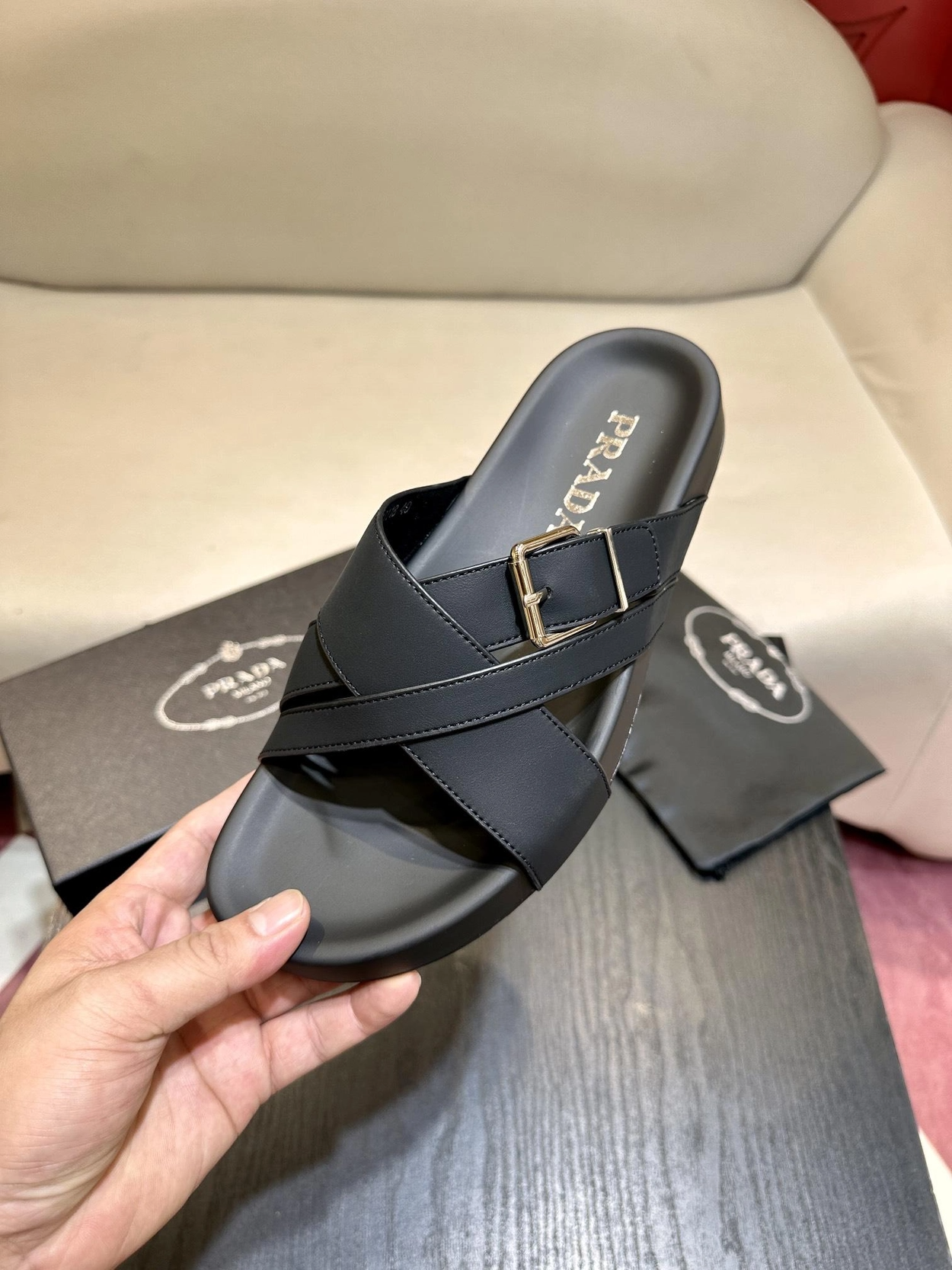 프라다 브러시드 슬라이드 슬리퍼