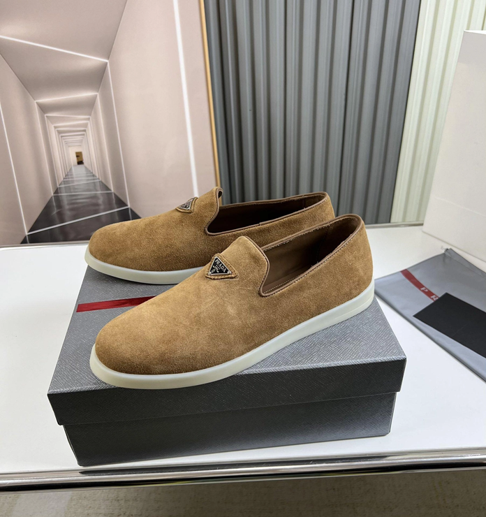 프라다 스웨이드 슬립온 로퍼