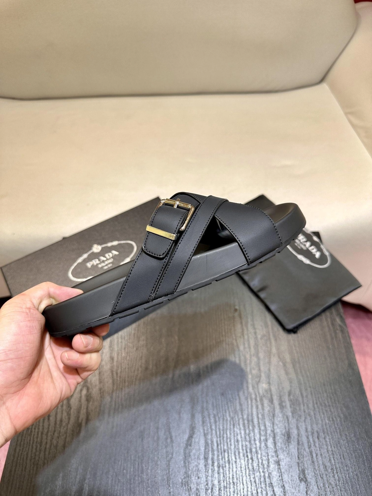 프라다 브러시드 슬라이드 슬리퍼