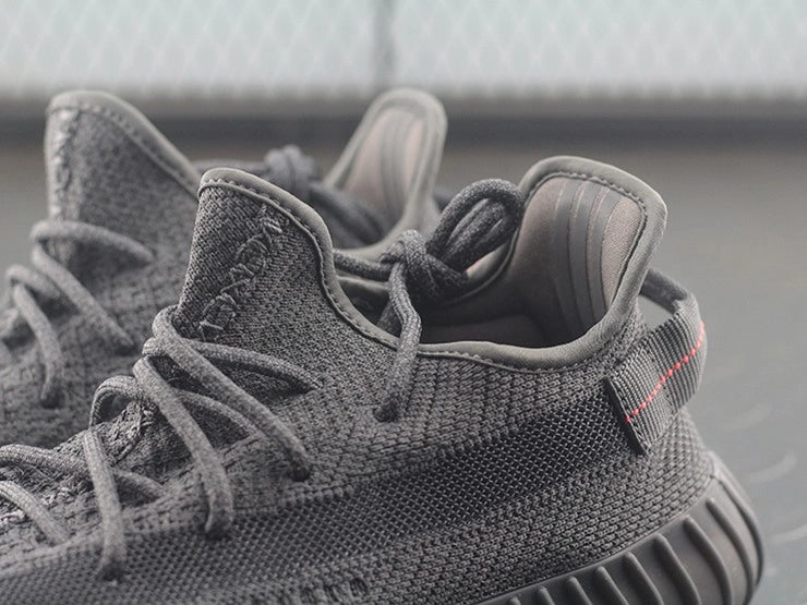 YEEZY 350 V2 스태틱 블랙