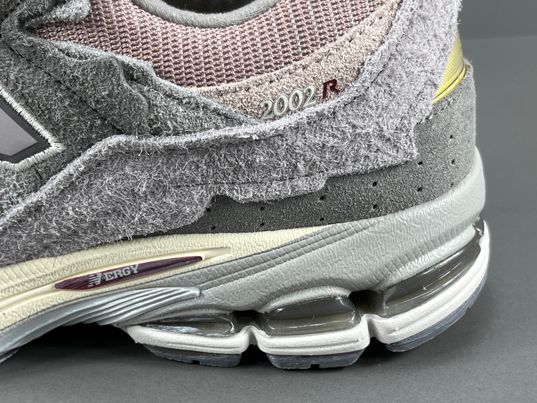 뉴발란스 2002R 프로텍션 팩 징크 에펠탑