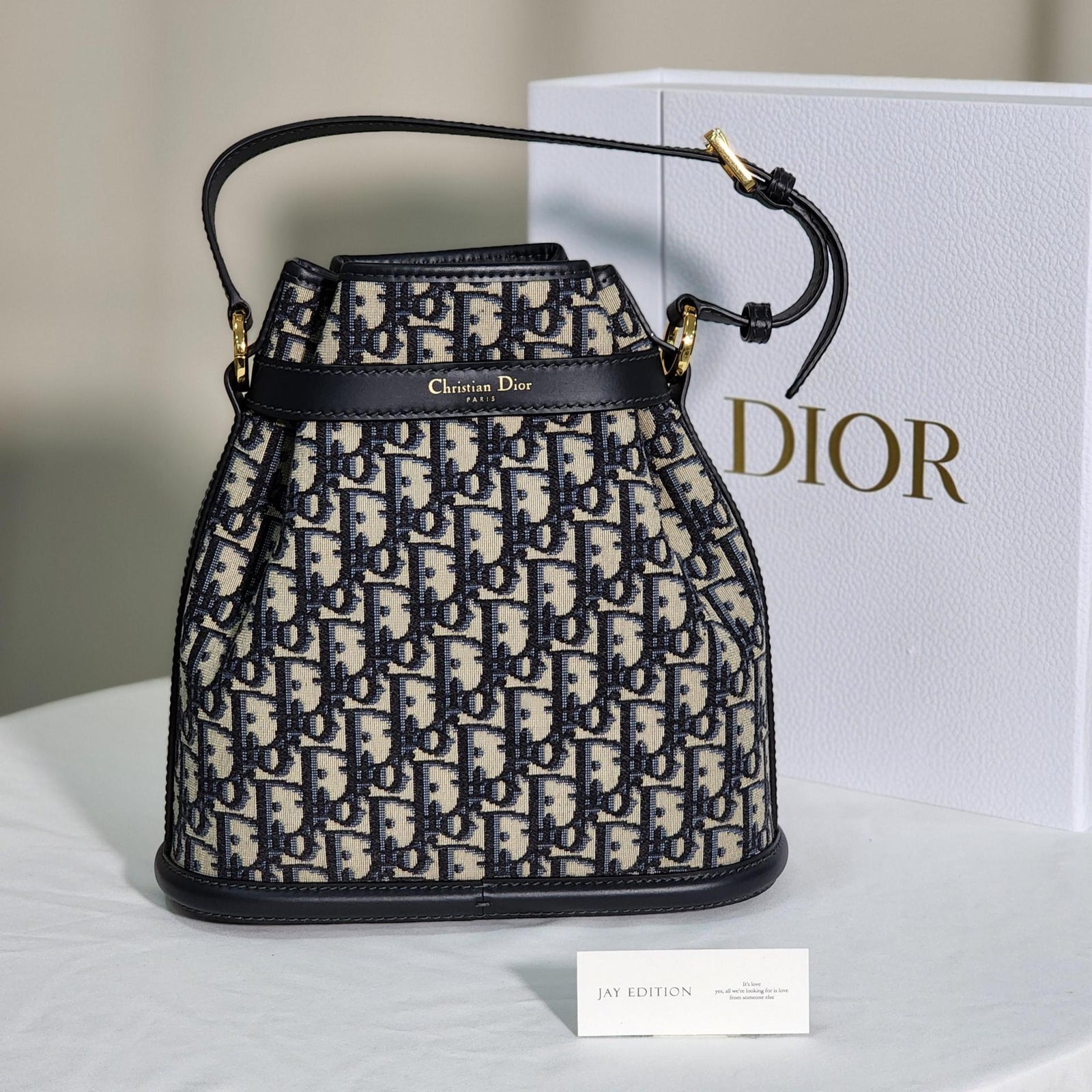 디올 C'est 오블리크 버킷백 미디움