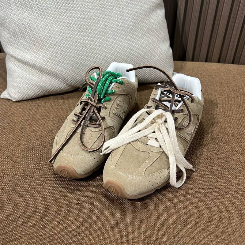 뉴발란스 x 미우 미우 530 스웨이드 메쉬 스니커즈 에크루