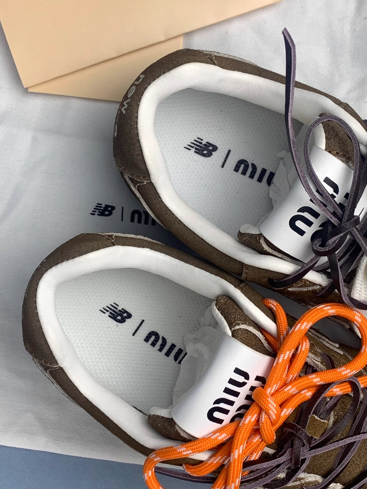 뉴발란스 x 미우 미우 530 스웨이드 메쉬 스니커즈 시나몬