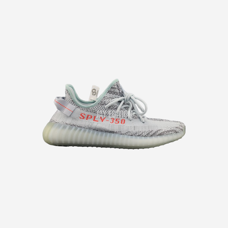 YEEZY 350 V2 블루 틴트, 시원한 블루 계열의 어퍼와 연한 그레이톤이 어우러진 청량한 감성의 모델