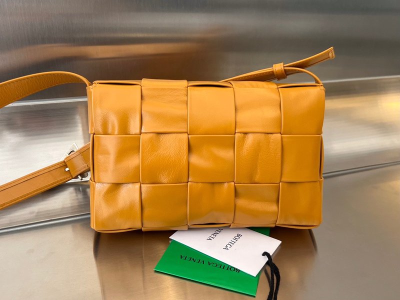 보테가 베네타 삼각 버클 카세트백 스몰