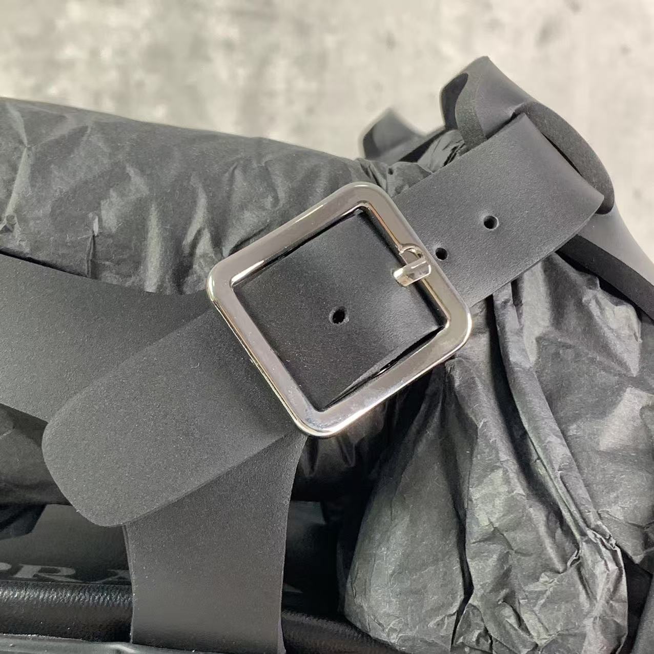 국내) 프라다 러버 모놀리스 샌들 38