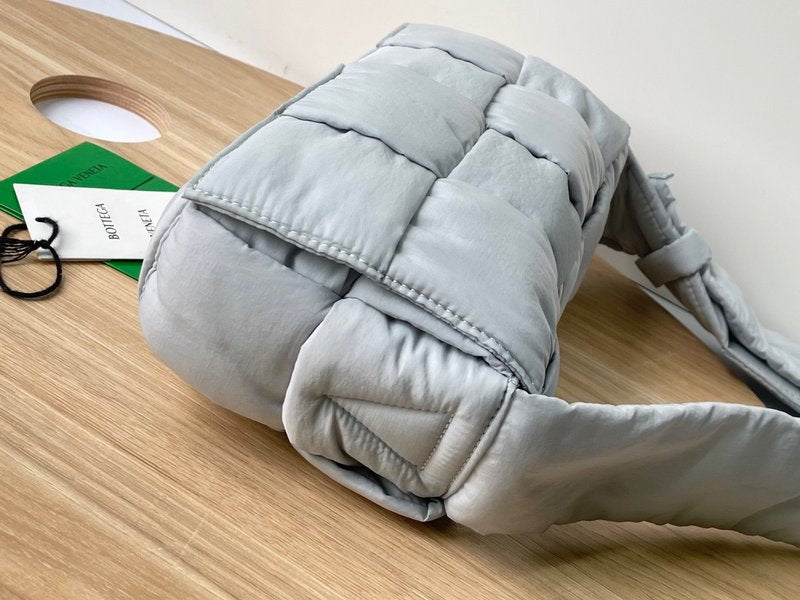 보테가 베네타 나일론 카세트백