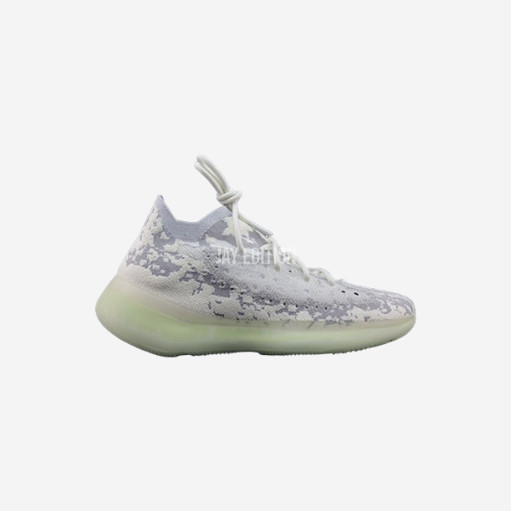 YEEZY 380 에일리언, 민트 그린 톤의 이색적인 컬러와 유기적 형태의 어퍼 패턴이 돋보이는 미래지향적 스니커즈