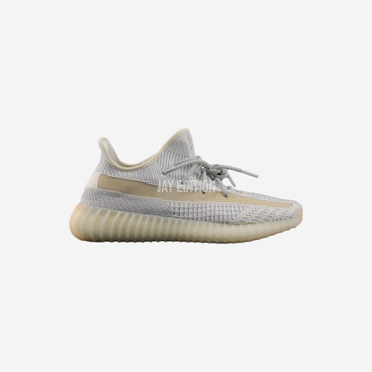 YEEZY 350 V2 룬드마크, 연그레이 컬러와 반투명 사이드 스트라이프가 조화를 이루는 실용적인 중립톤 스니커즈
