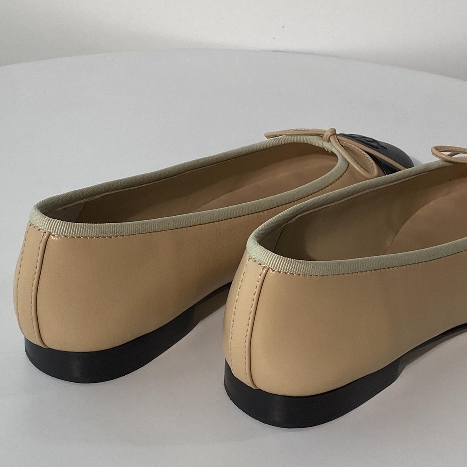 국내) 샤넬 투톤 발레리나 플랫 / 베이지 < 37 2개 / 38 2개 / 40 1개 >