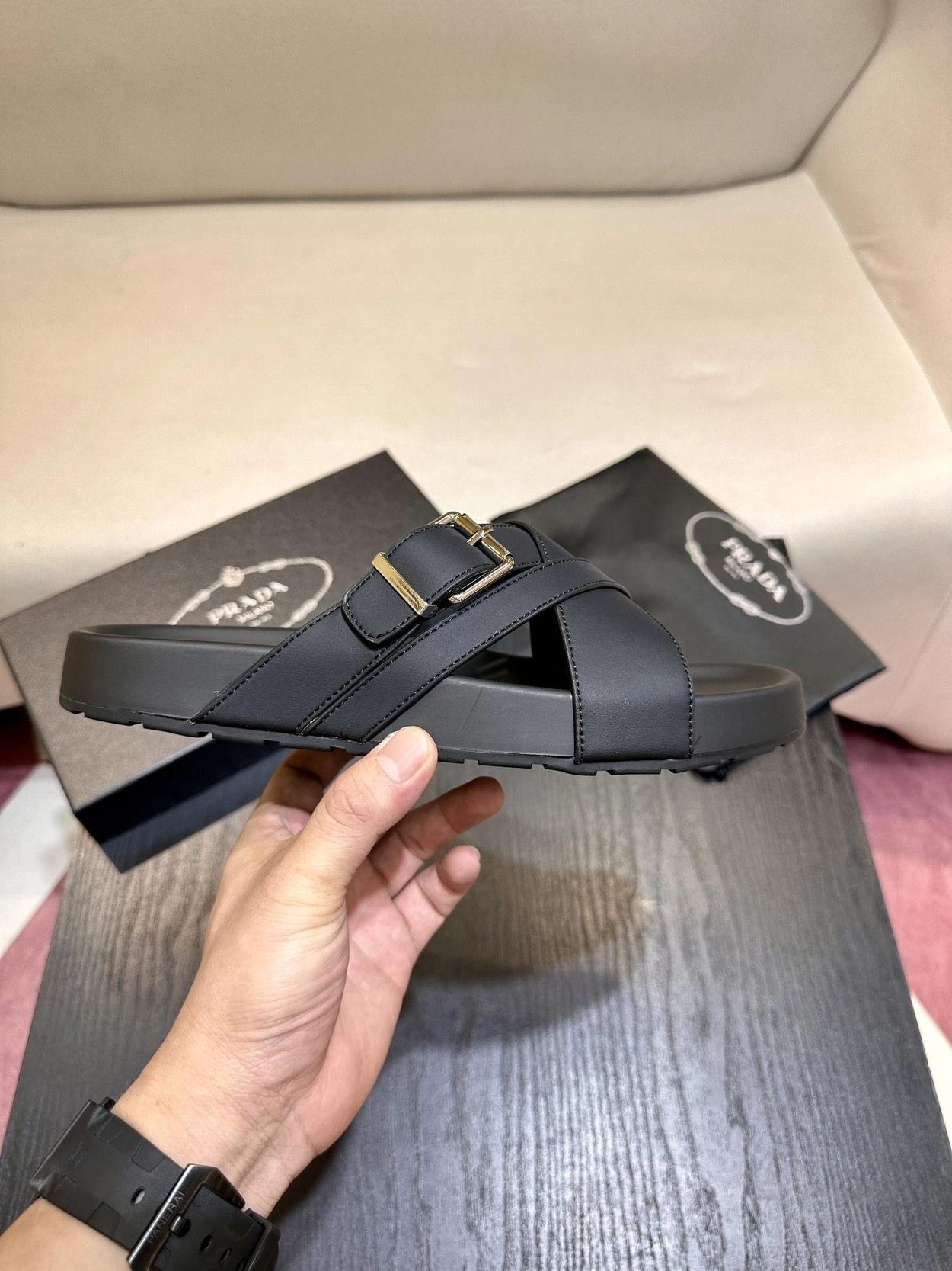 프라다 브러시드 슬라이드 슬리퍼