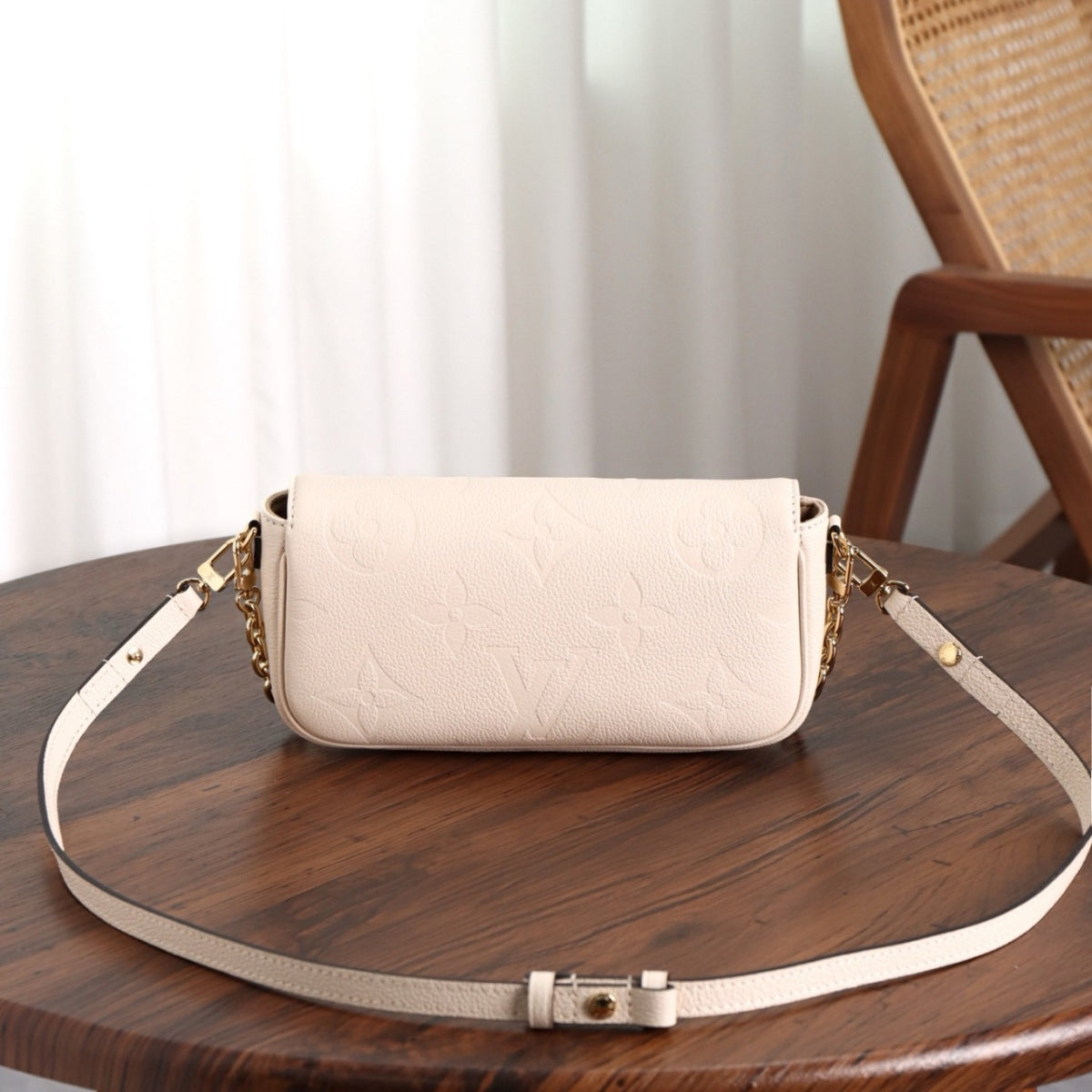 루이비통 아이비 WOC 앙프렝뜨