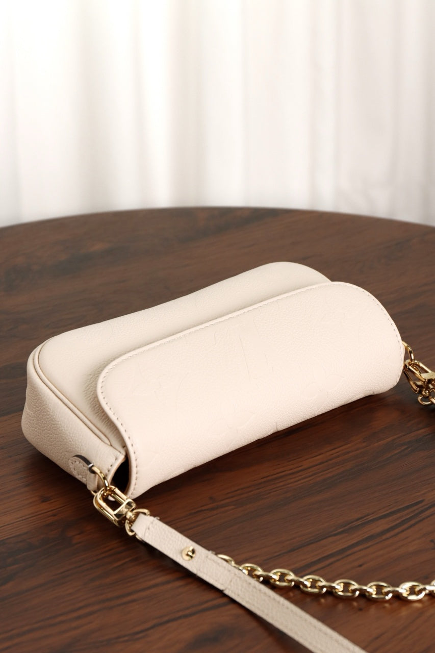 루이비통 아이비 WOC 앙프렝뜨