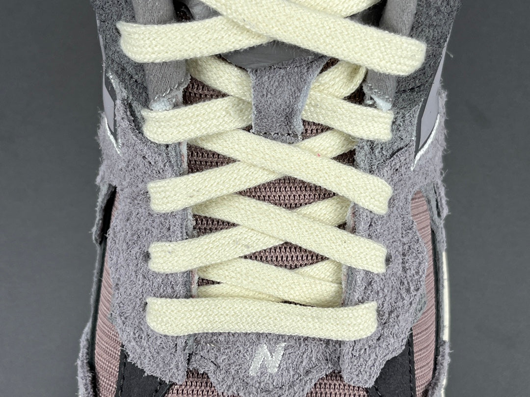 뉴발란스 2002R 프로텍션 팩 징크 에펠탑