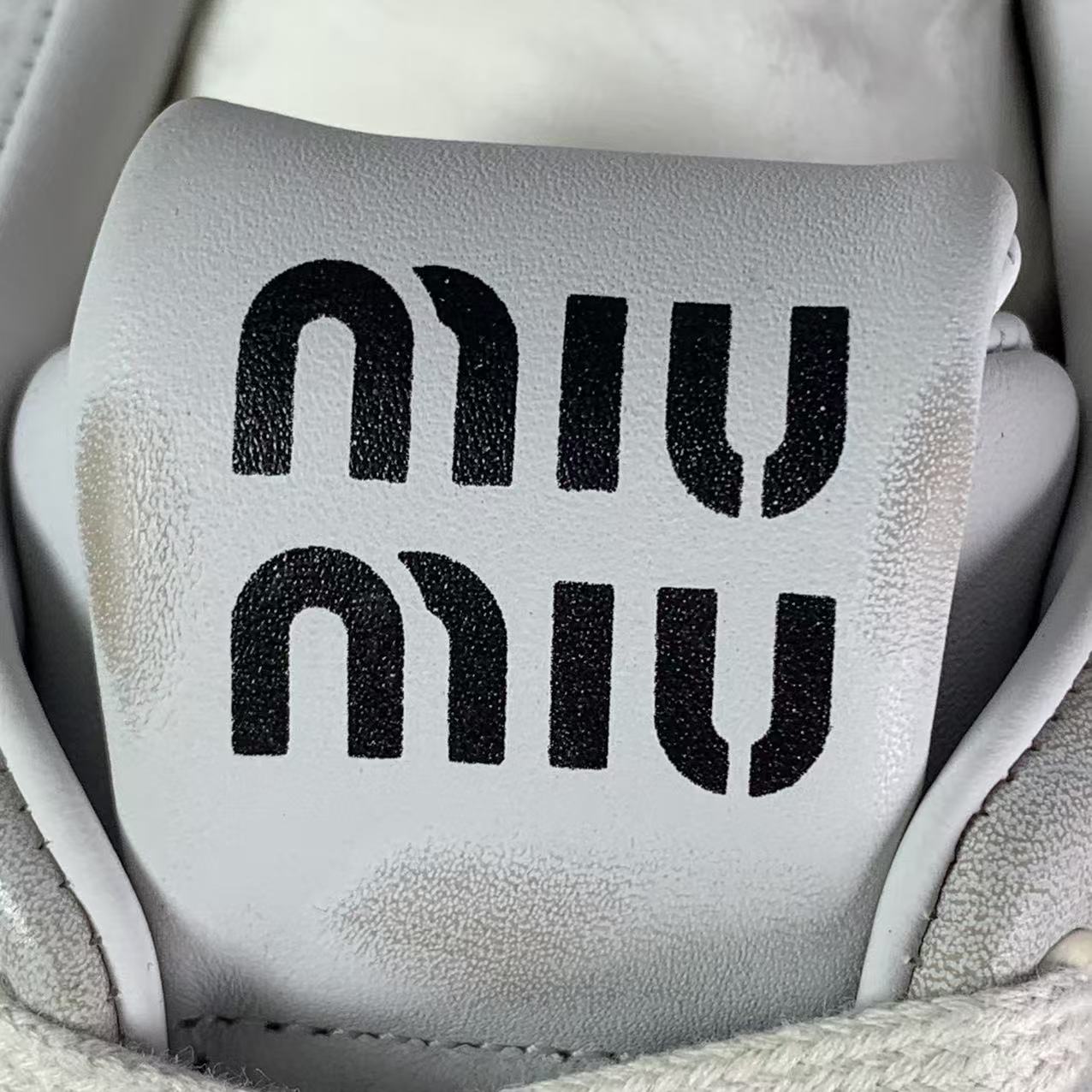 국내) 미우미우 블리치드 가죽 스니커즈 / 36