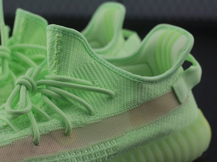 YEEZY 350 V2 글로우
