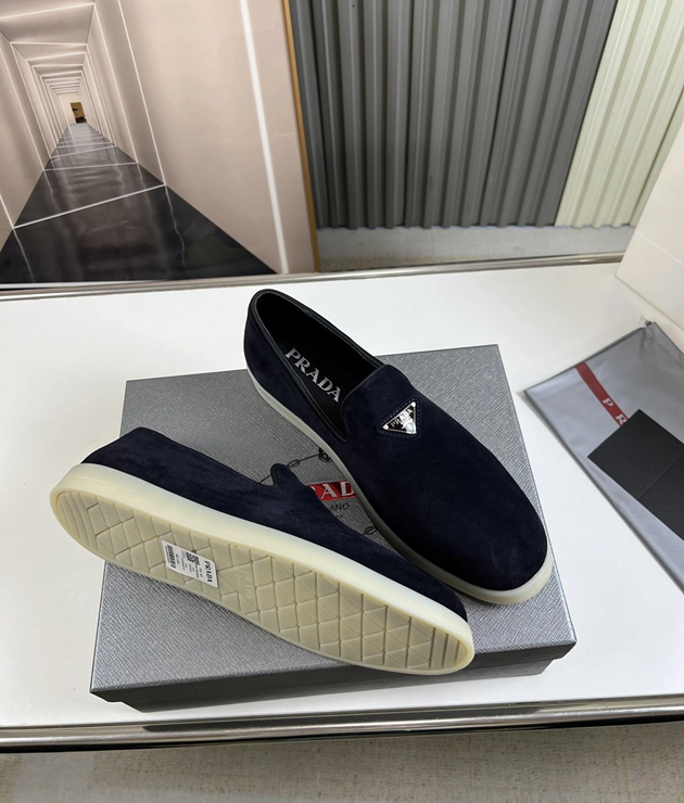 프라다 스웨이드 슬립온 로퍼