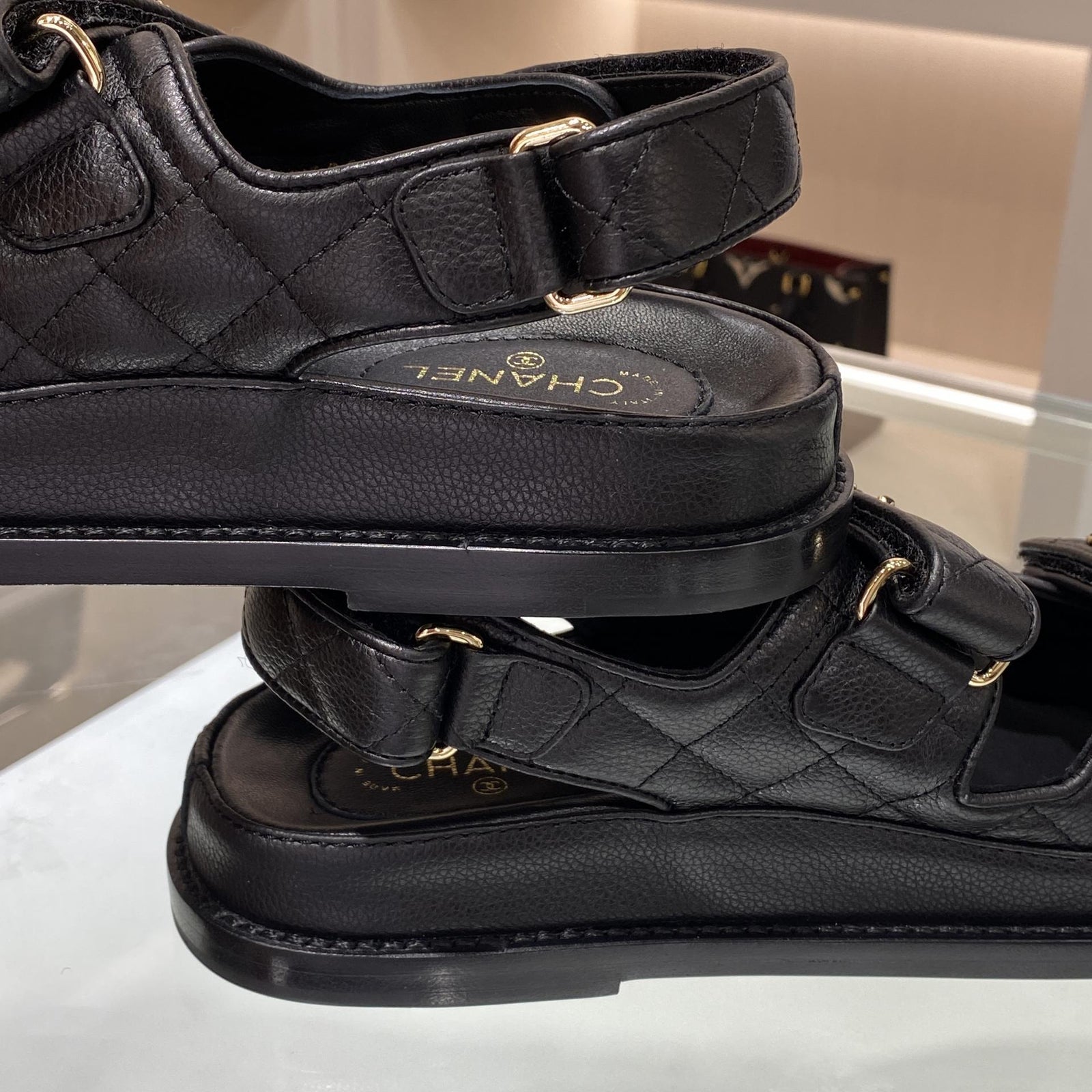 샤넬 크루즈 벨크로 가죽 샌들