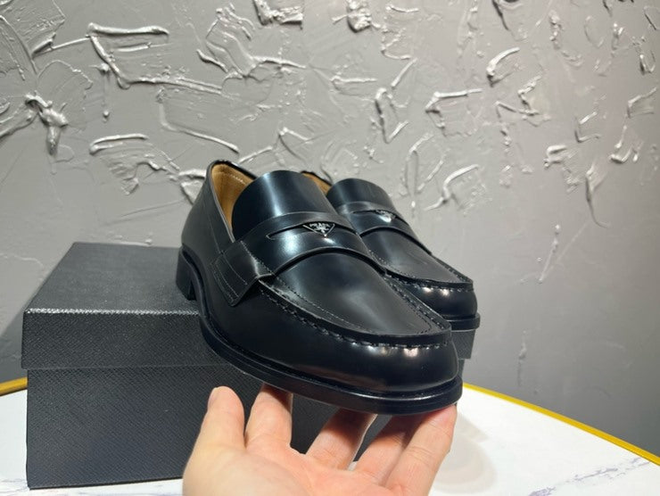 프라다 브러시드 가죽 로퍼