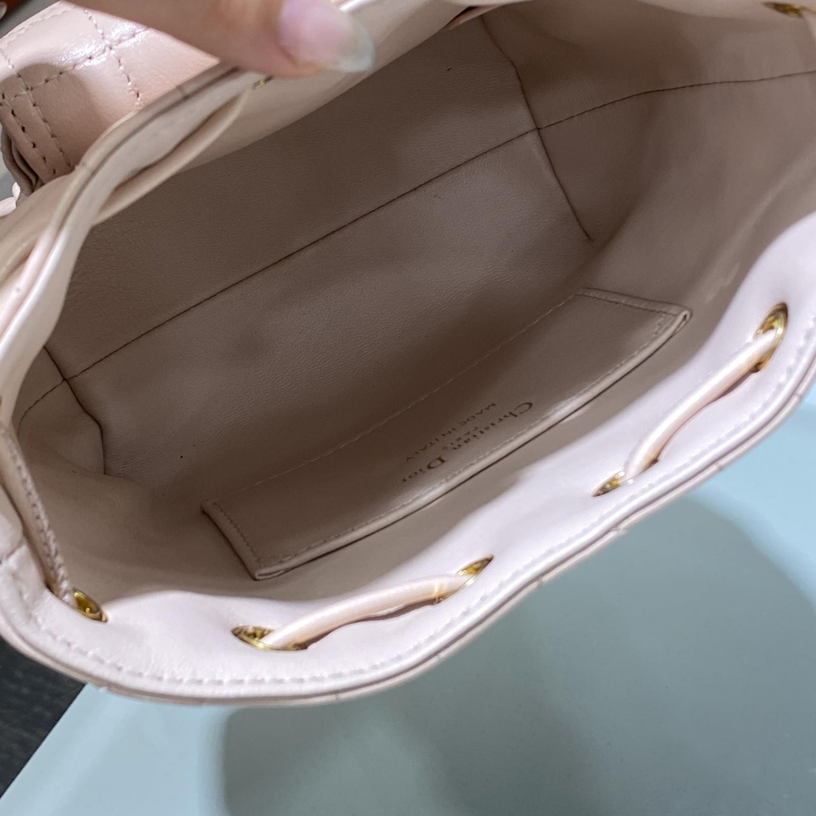 디올 카로 나노 버킷백