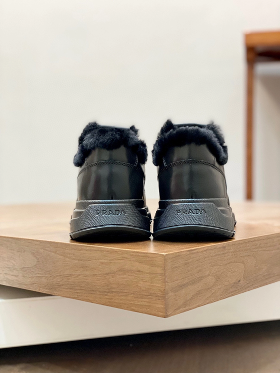 프라다 PRAX 01 올블랙 레더 스니커즈