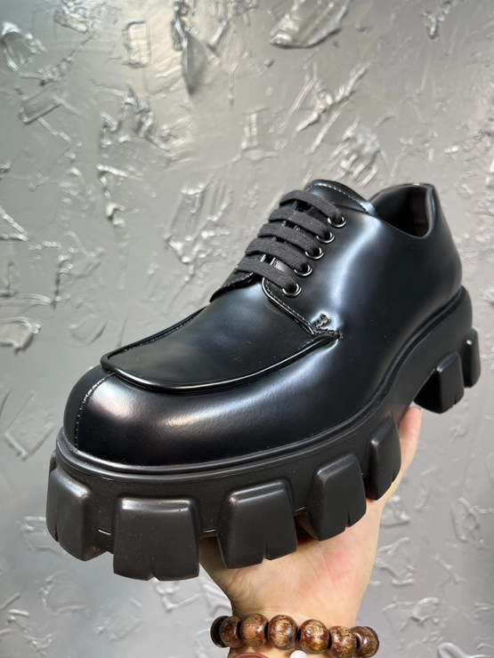 프라다 모놀리스 브러시드 레이스업 슈즈