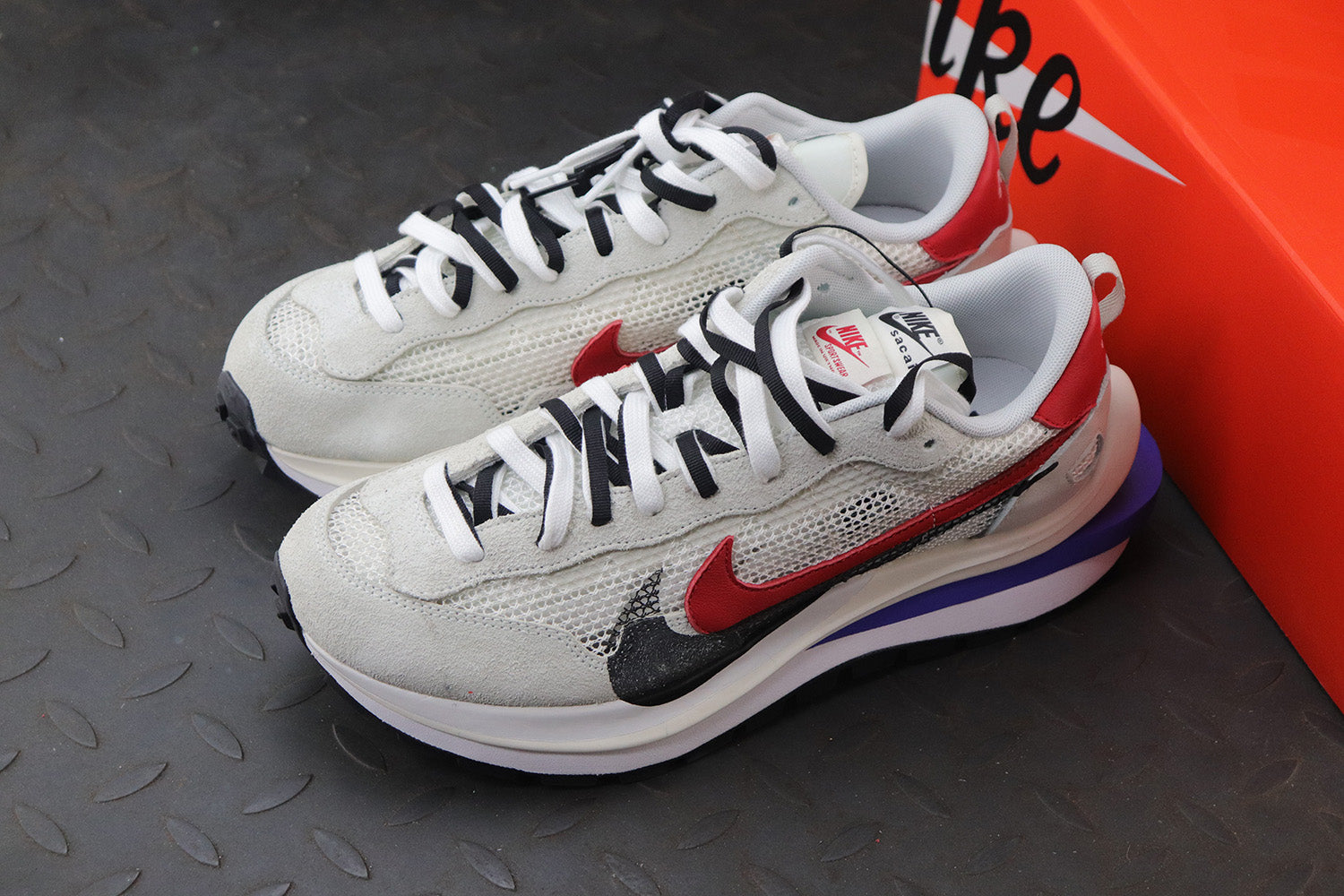 나이키 X 사카이 베이퍼와플 로얄푸시아