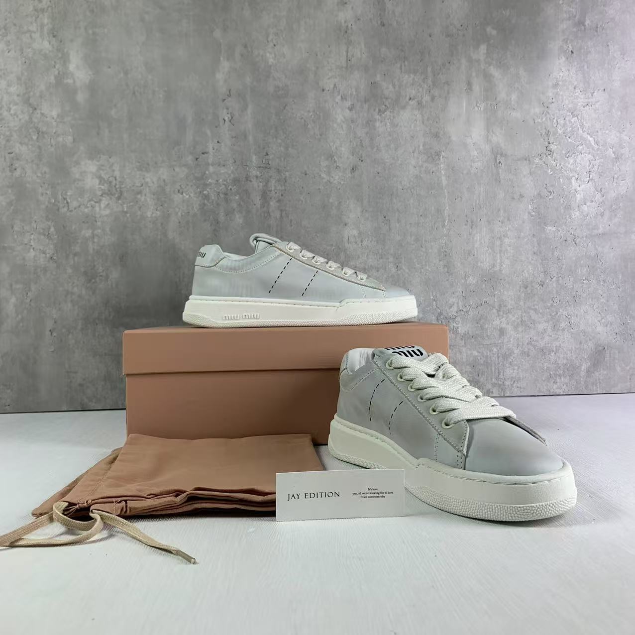 국내) 미우미우 블리치드 가죽 스니커즈 / 36