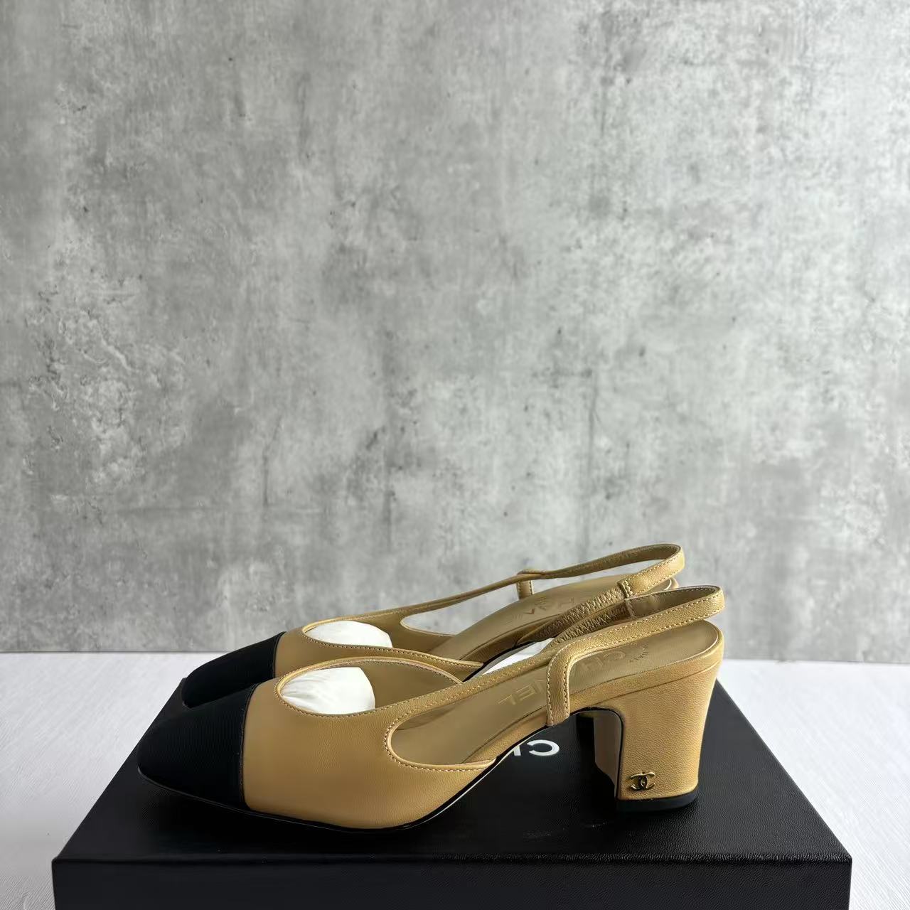 국내) 샤넬 투톤 통굽 슬링백  / 베이지  38