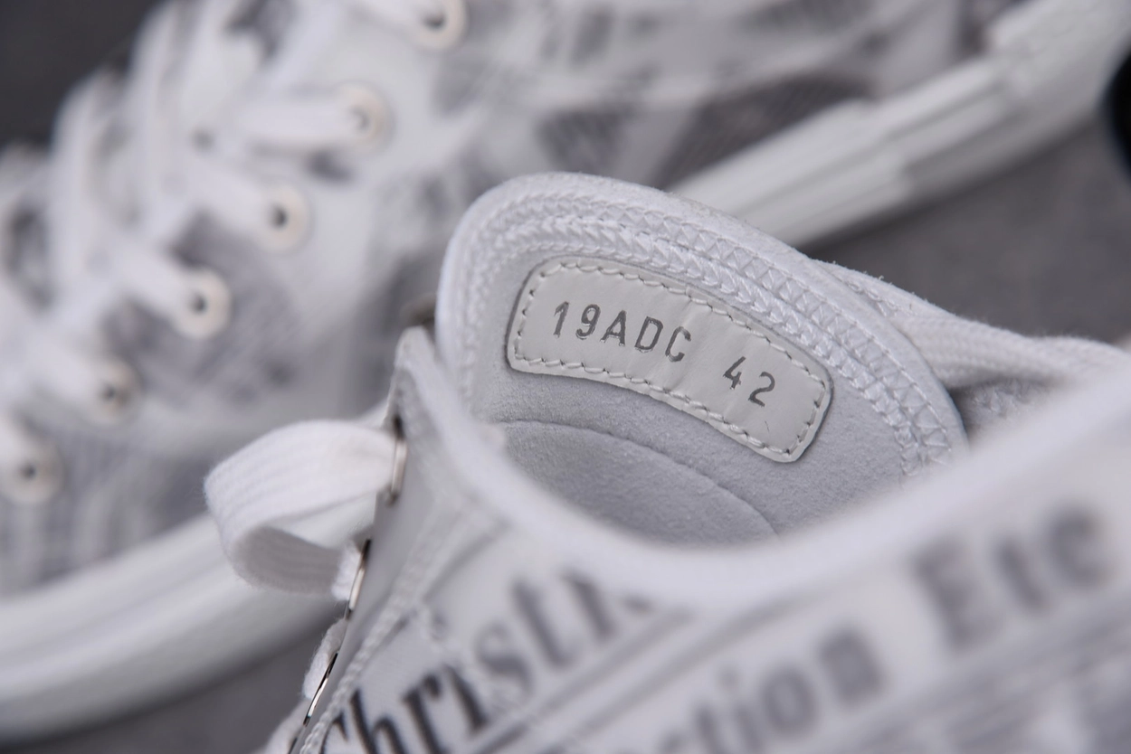 디올 x 다니엘 아샴 B23 로우탑 스니커즈 화이트 캔버스 뉴스프린트