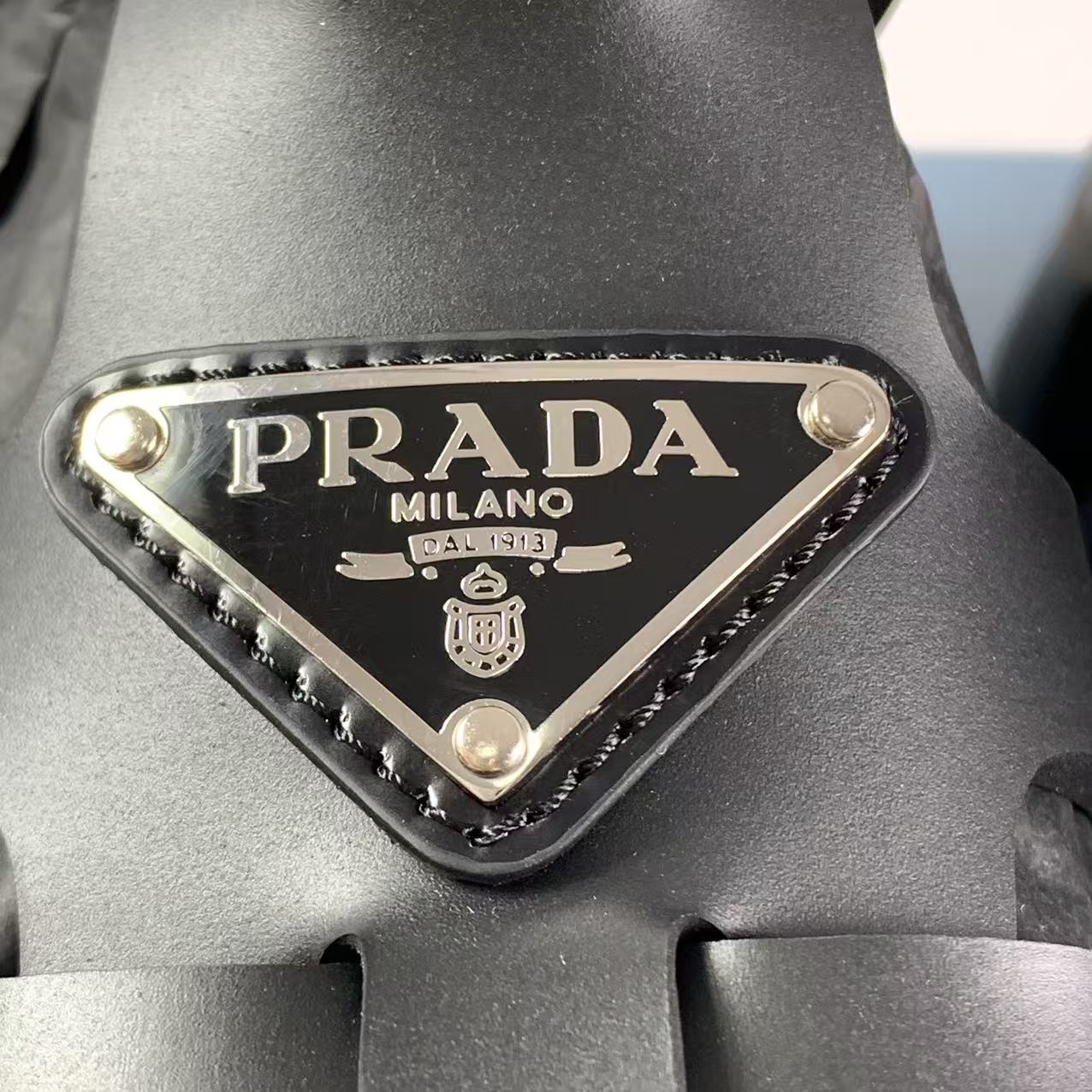 국내) 프라다 러버 모놀리스 샌들 38