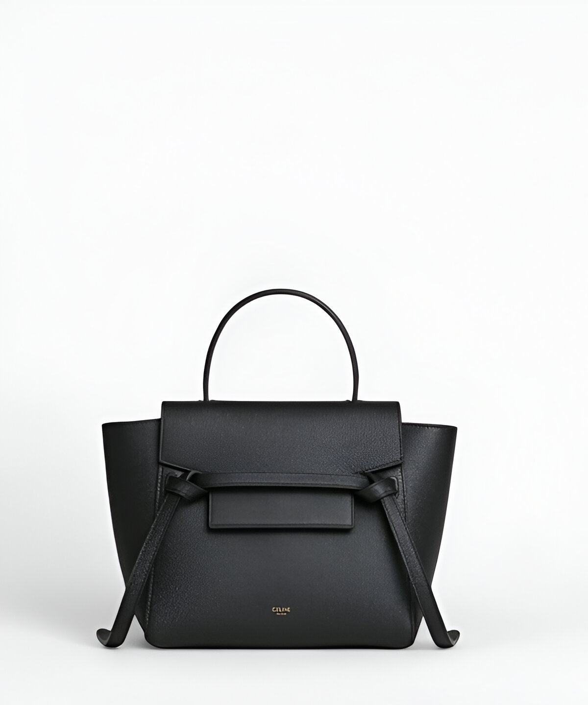 셀린느 벨트백 나노 그레인드 가죽 소재 플랩과 벨트 디테일 미니멀하고 구조적인 디자인의 나노 사이즈 백