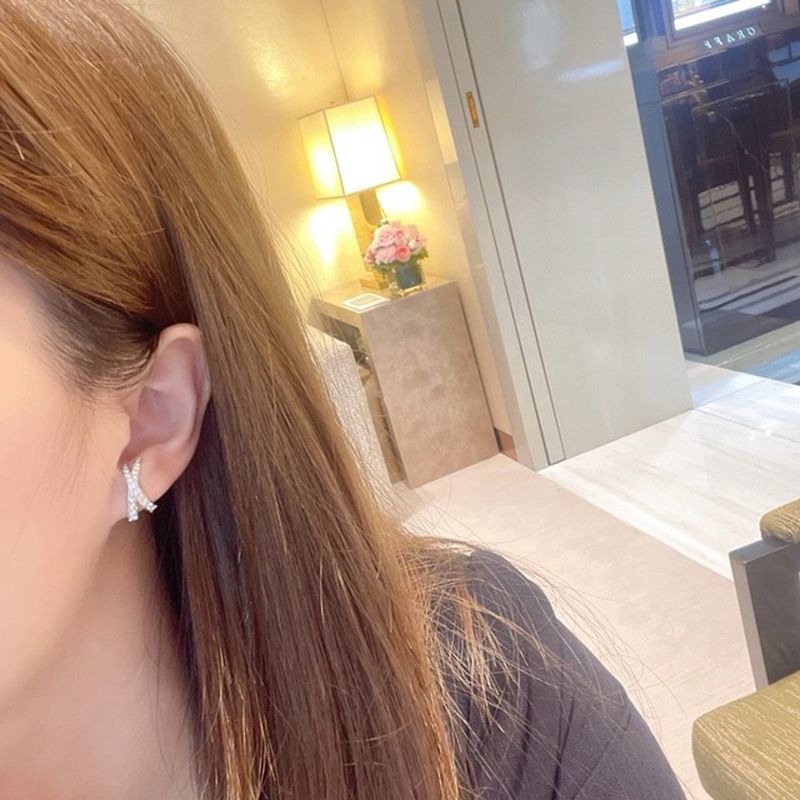 그라프 키스 파베 스터드 이어링