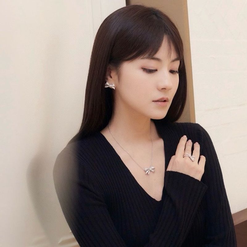 그라프 틸다의 보우 스터드 이어링