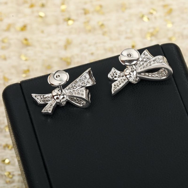 그라프 틸다의 보우 스터드 이어링