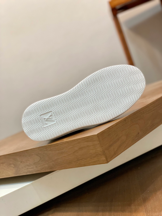 루이비통 타임 아웃 키링 스니커즈