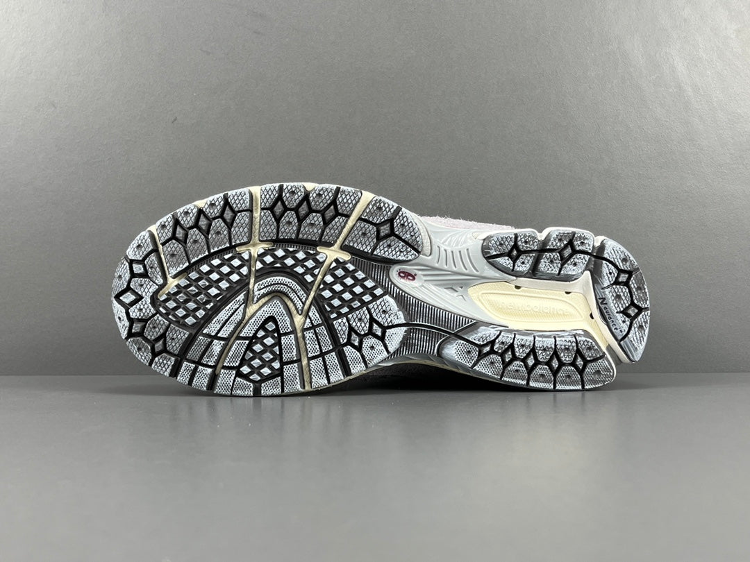 뉴발란스 2002R 프로텍션 팩 징크 에펠탑