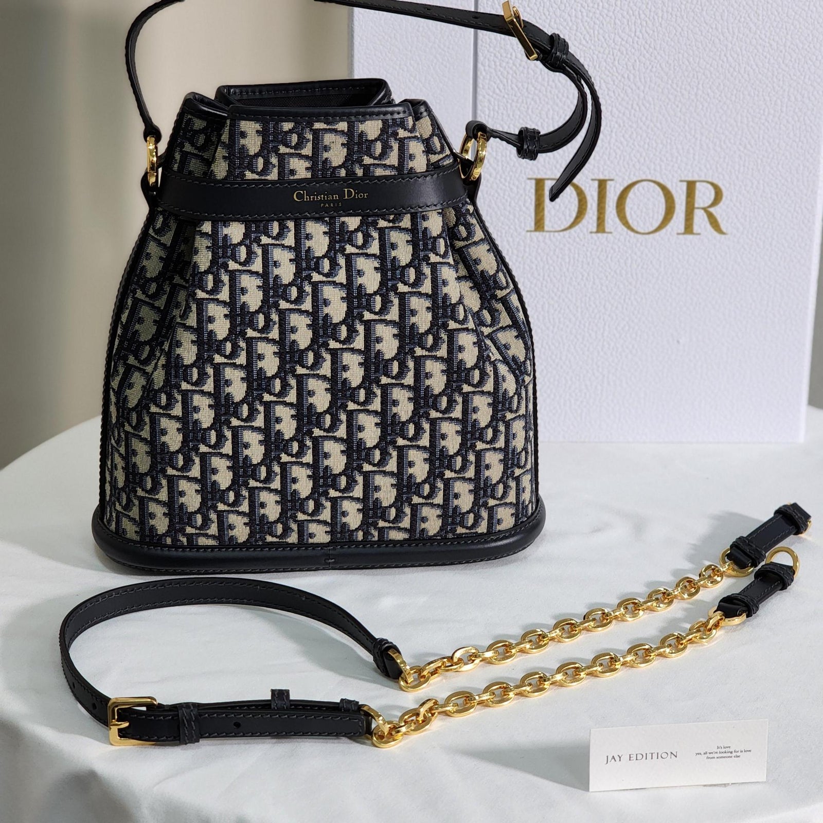 디올 C'est 오블리크 버킷백 미디움