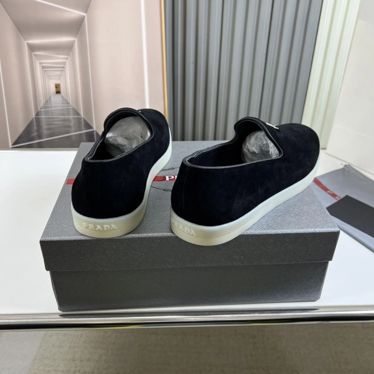 프라다 스웨이드 슬립온 로퍼