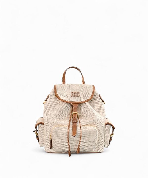 미우미우 캔버스 가죽 백팩 라지 정면 이미지, 플랩 버클 디자인과 로고 디테일