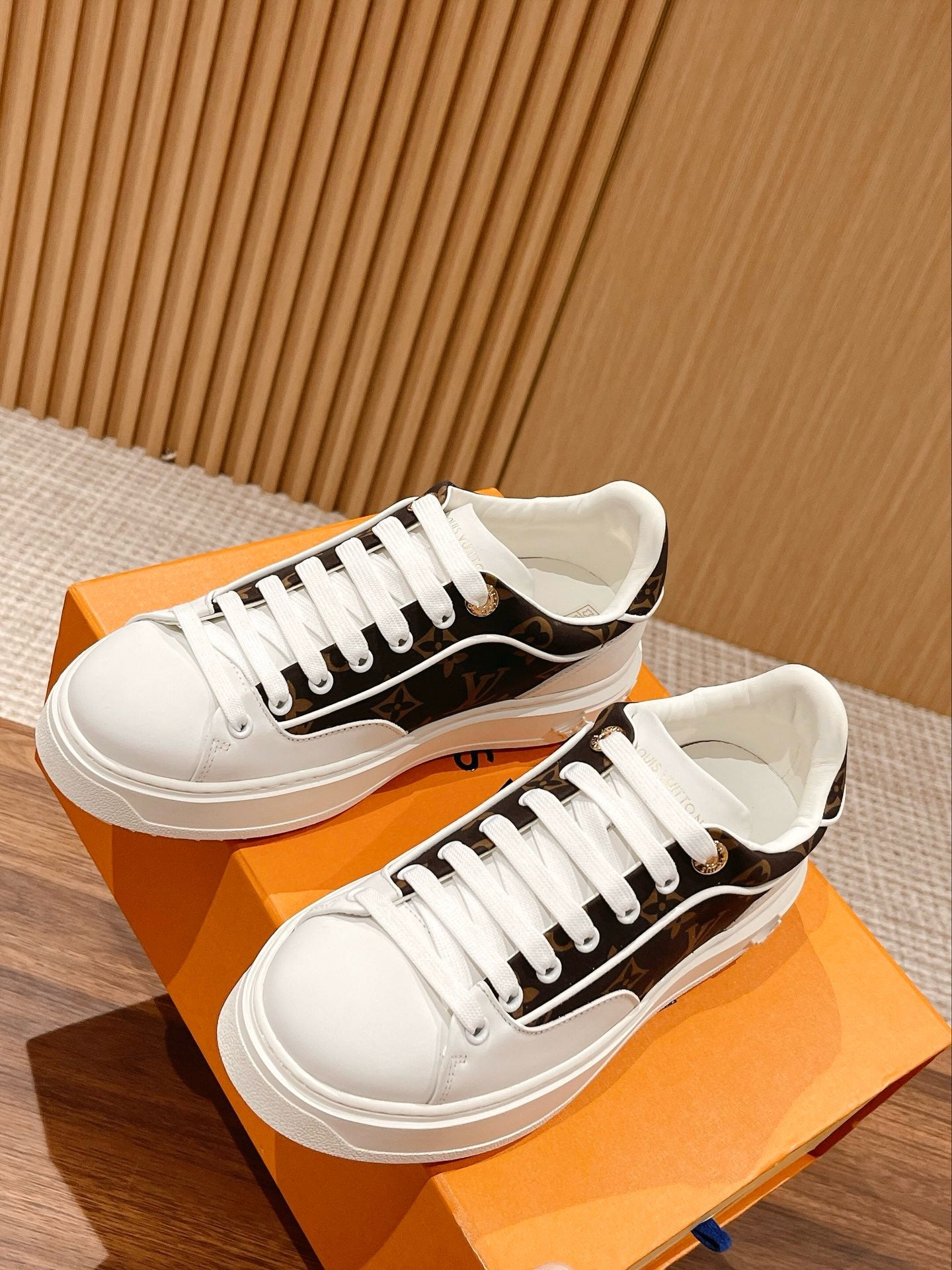 루이비통 타임 아웃 스니커즈