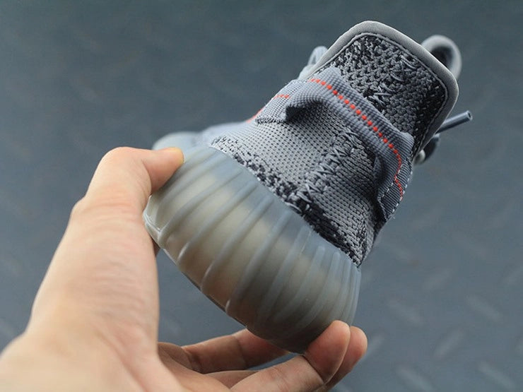 YEEZY 350 V2 벨루가