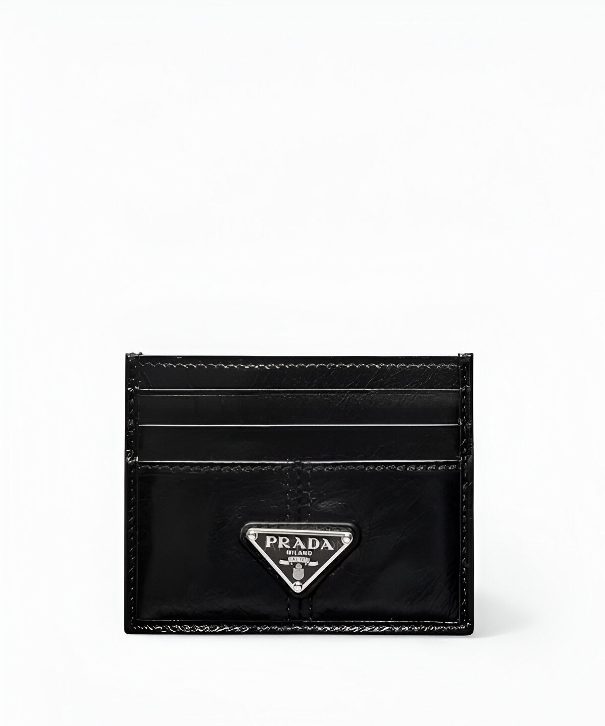 프라다 소프트 럭스 카드 홀더, 부드러운 소프트 럭스 가죽으로 제작된 컴팩트한 카드 지갑으로, 전면에 프라다 메탈 로고가 장식되어 있으며, 다수의 카드 슬롯과 중앙 수납 포켓이 구성된 우아하고 실용적인 디자인