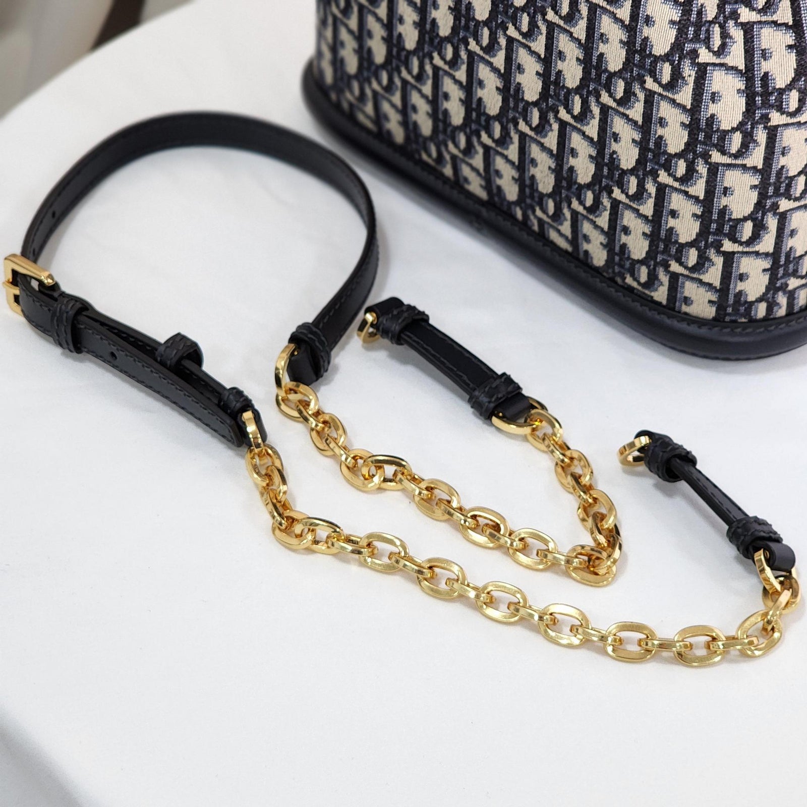 디올 C'est 오블리크 버킷백 미디움