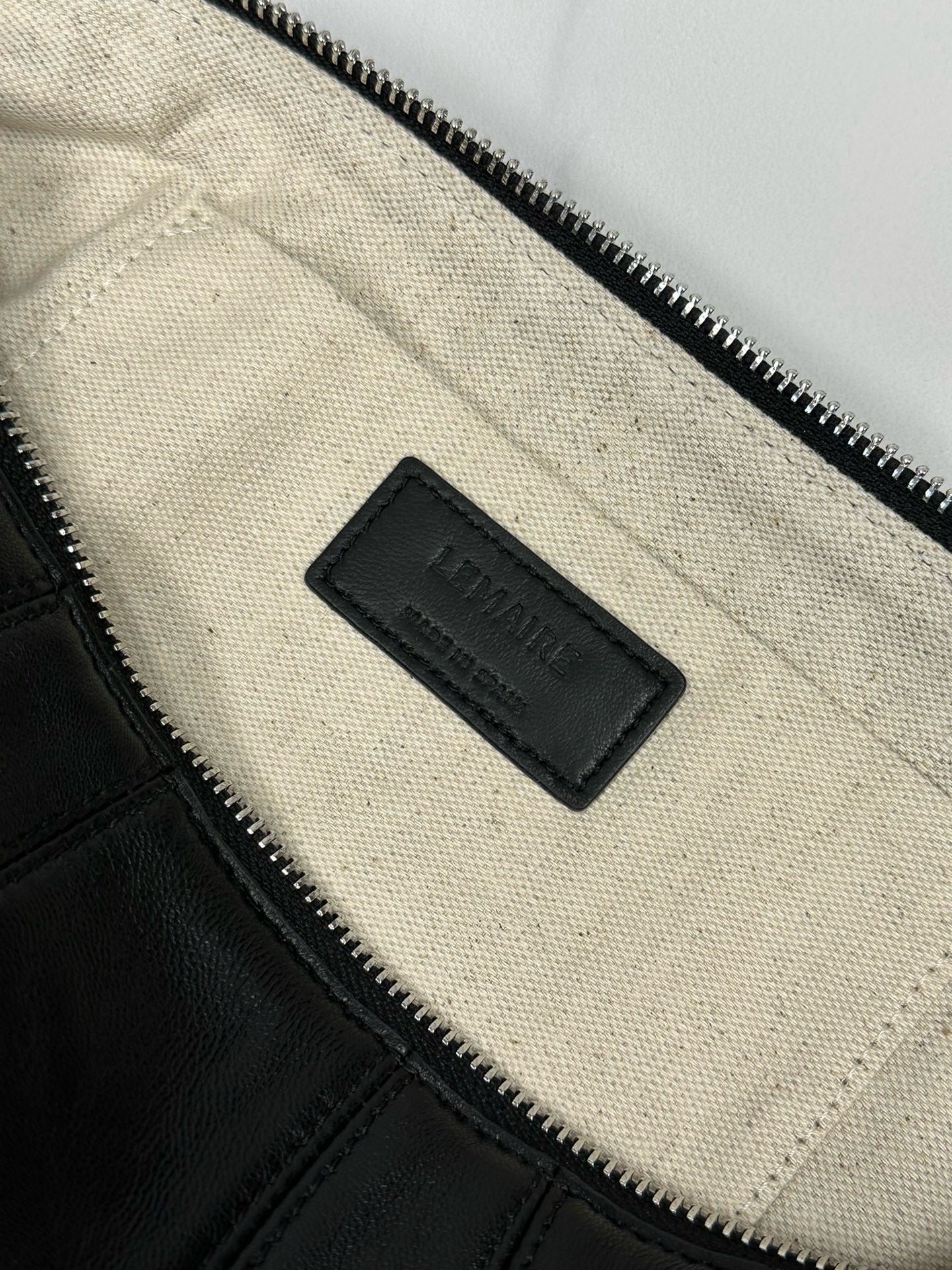 해외재고) 르메르 범백 미디움 램스킨 / 블랙