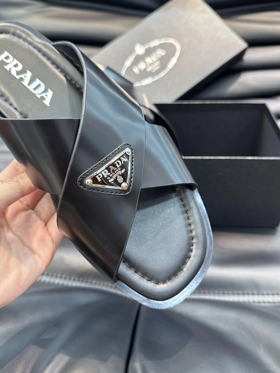 프라다 크로스 레더 블랙 샌들