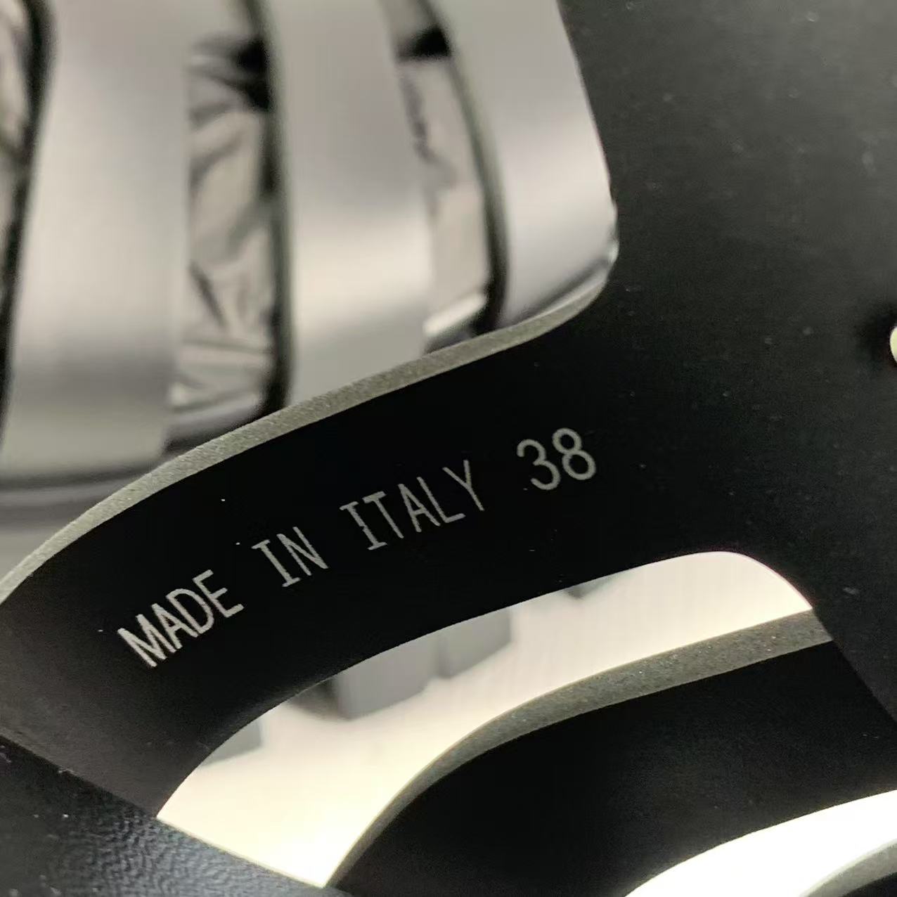 국내) 프라다 러버 모놀리스 샌들 38